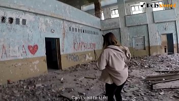 Estudiante ruso chupa y folla públicamente en una escuela abandonada (Subtítulos en inglés)